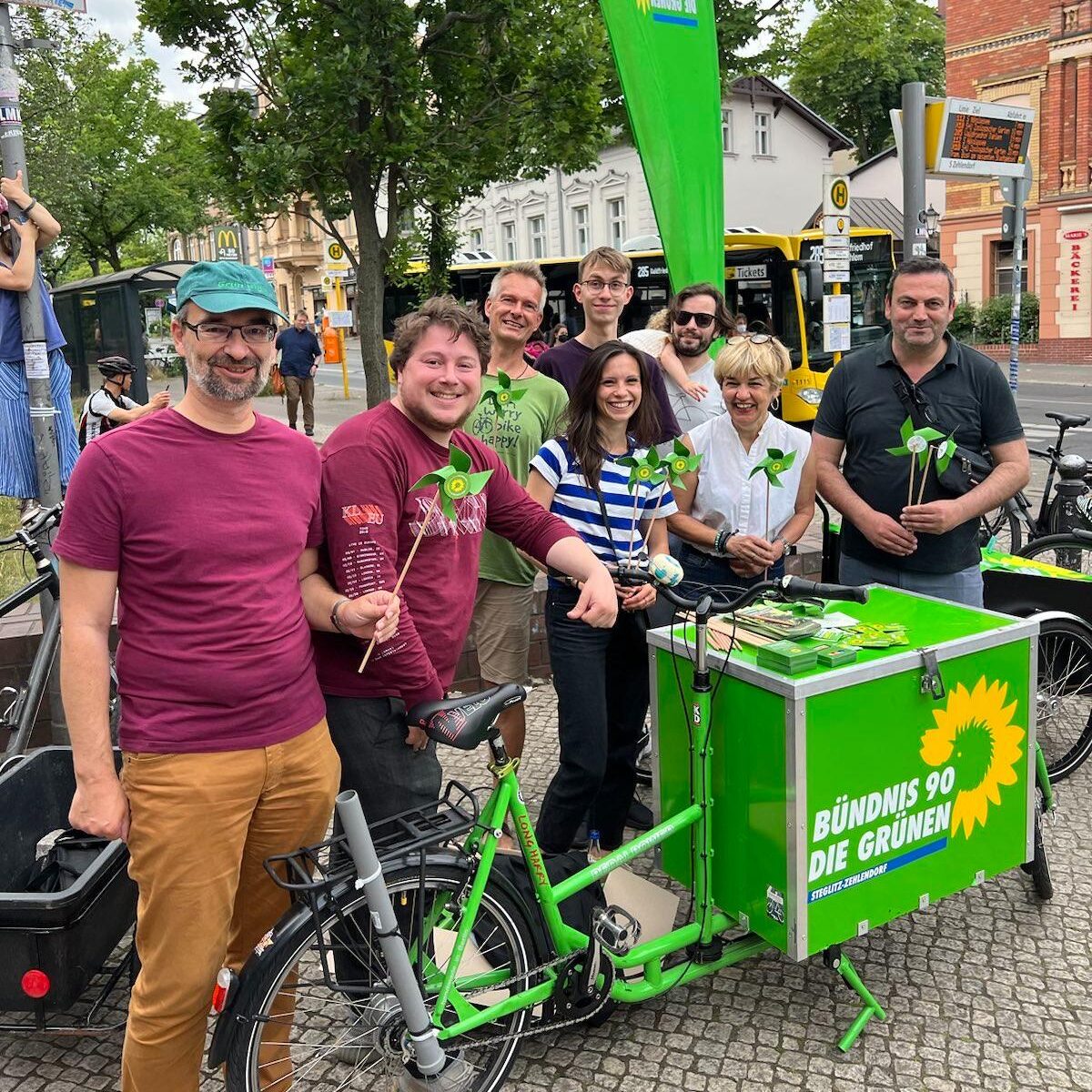 Eine Gruppe von Grünen Mitglieder vor einem Lastenrad mit der Aufschrift: Bündnis 90 / Die Grünen